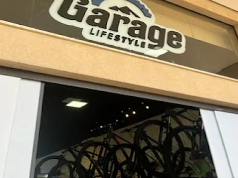 Bikes suspensas em manutenção
